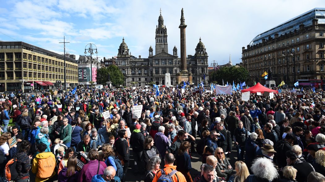 Des manifestants se rassemblent à Glasgow pour protester contre la décision de Boris Johnson de suspendre le Parlement dans les dernières semaines avant le Brexit.