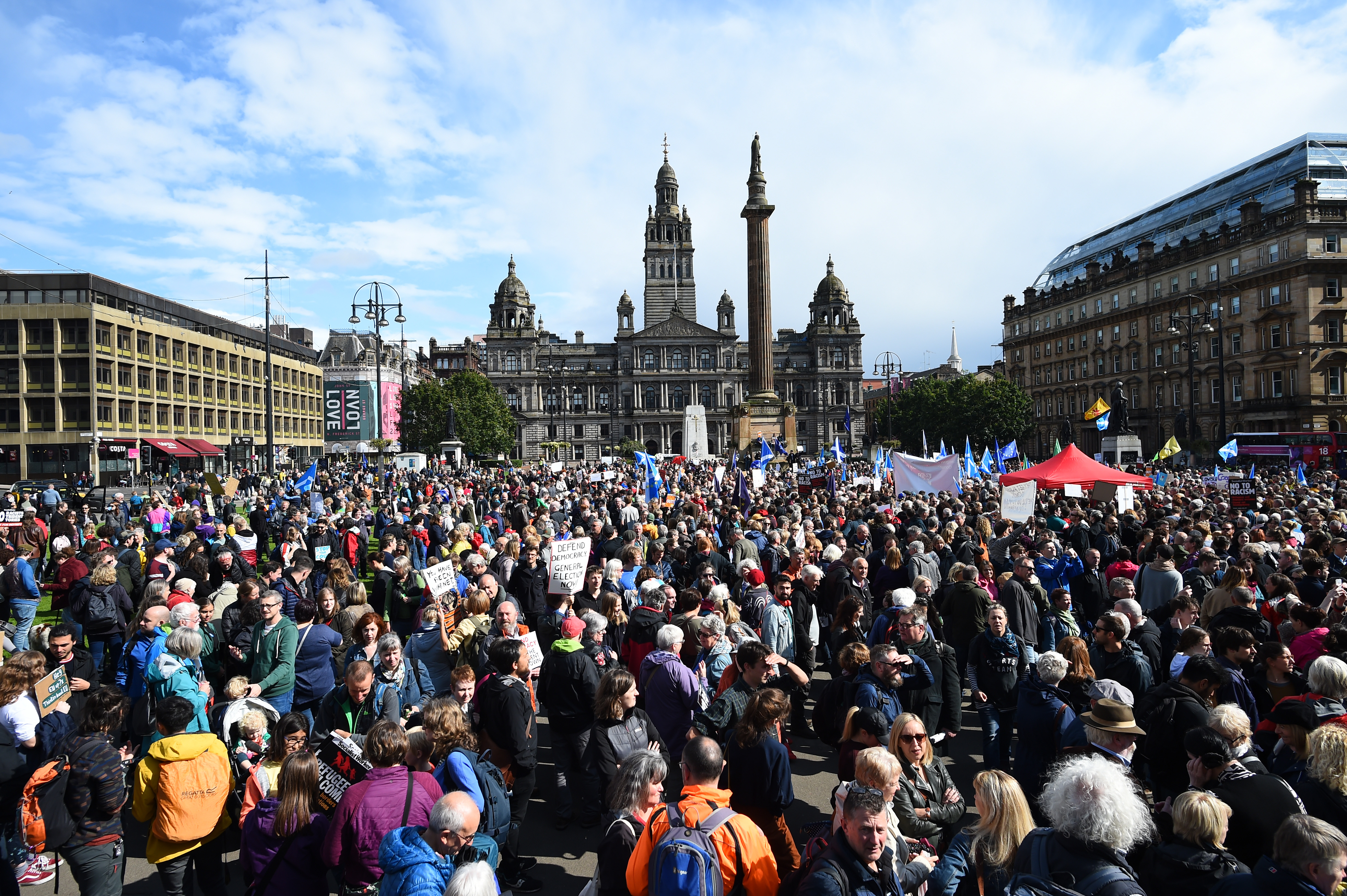 Des manifestants se rassemblent à Glasgow pour protester contre la décision de Boris Johnson de suspendre le Parlement dans les dernières semaines avant le Brexit.