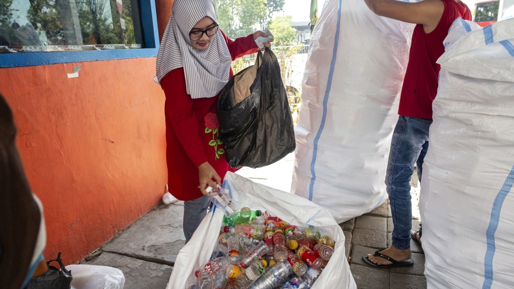 À Surabaya, un ticket de bus coûte trois bouteilles de plastique.