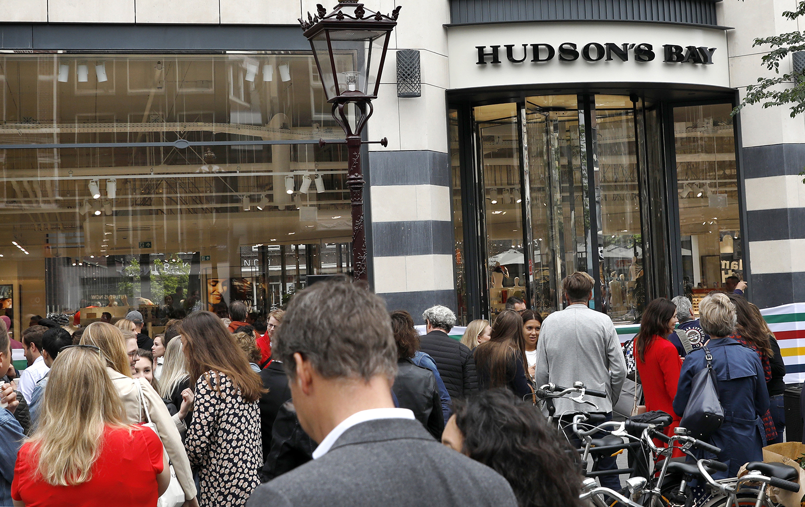 Deux ans après sa première installation à Amsterdam, La Baie d'Hudson quittera les Pays-Bas.