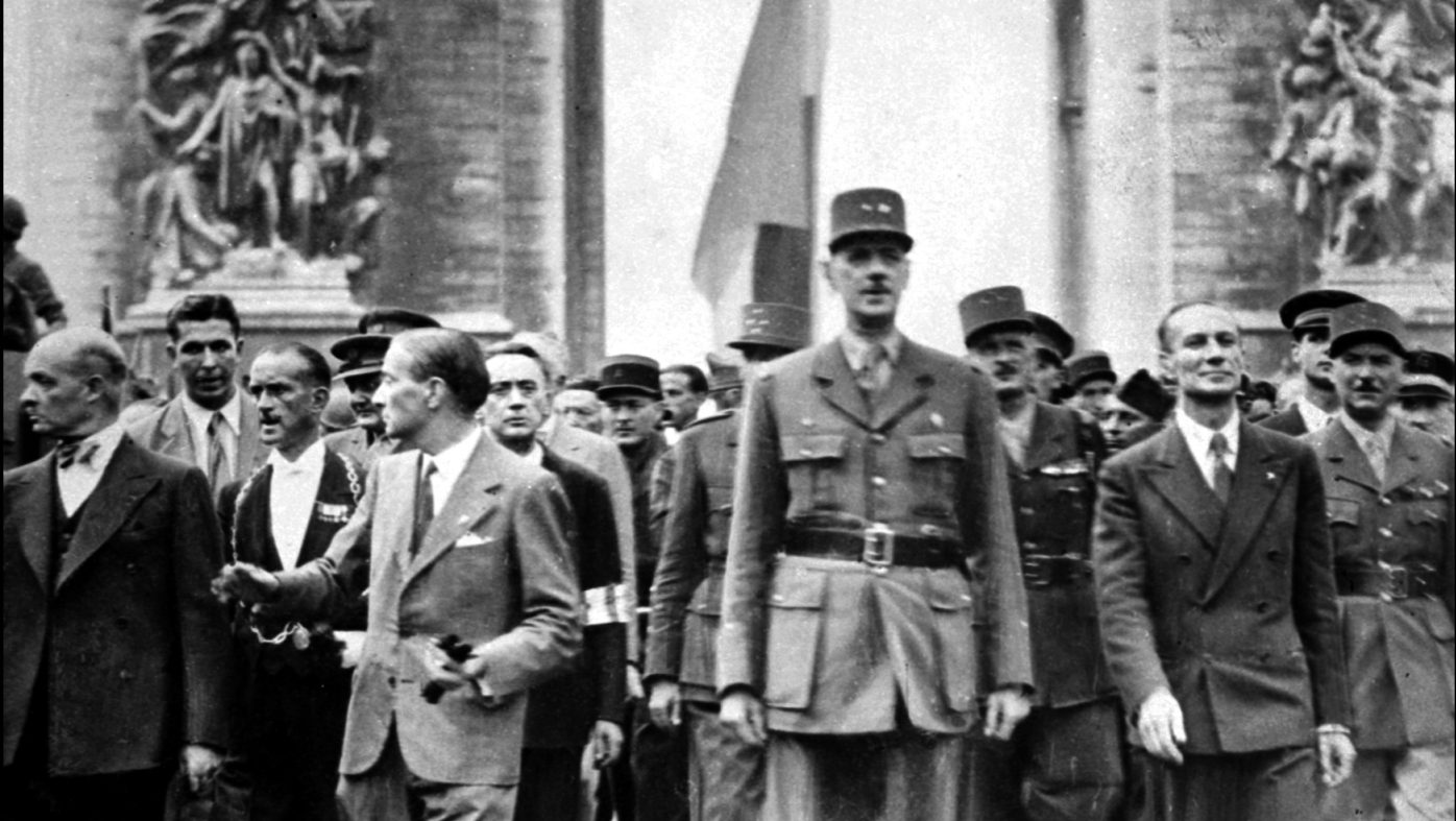 Le général Charles de Gaulle descend les Champs-Elysées, le 26 août 1944, lors de la libération de Paris.