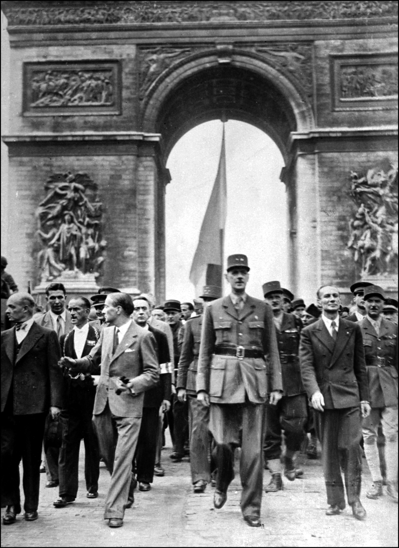 Le général Charles de Gaulle descend les Champs-Elysées, le 26 août 1944, lors de la libération de Paris.