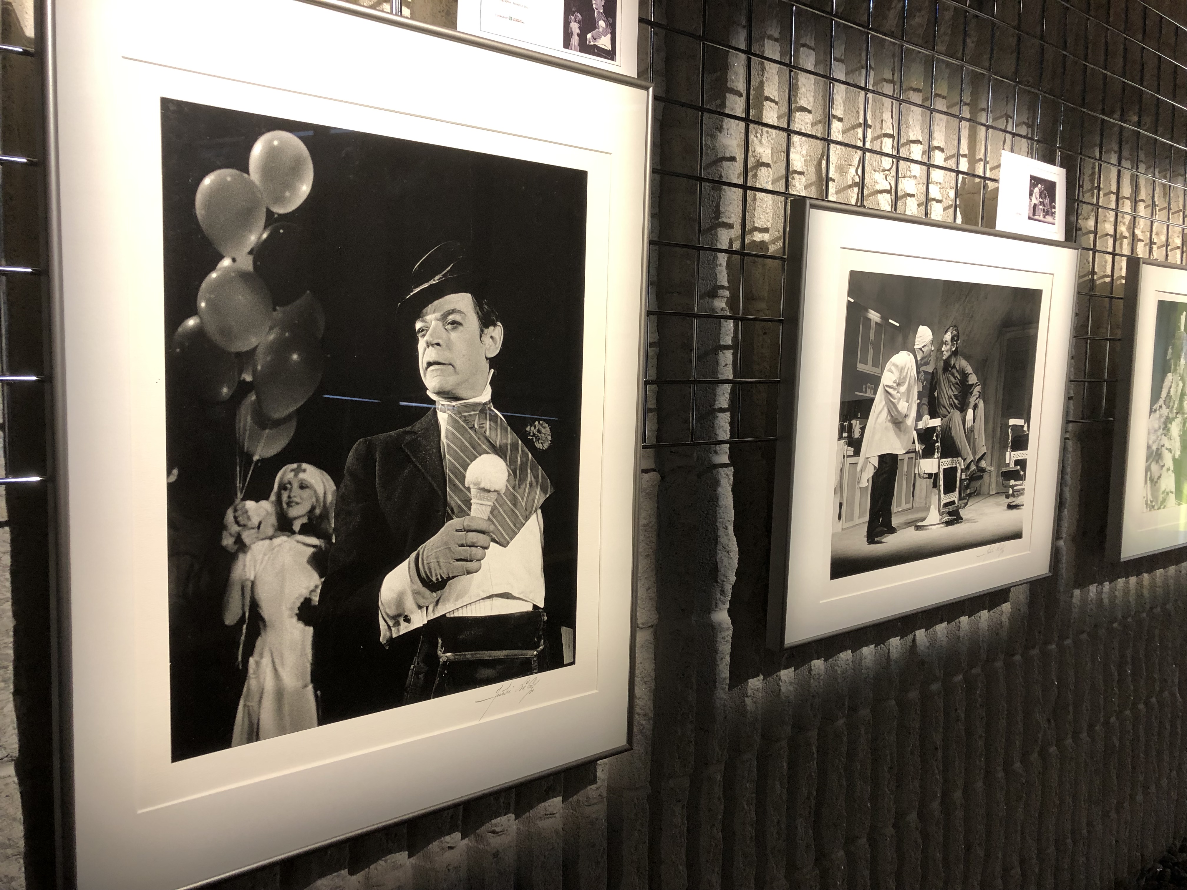 Des photos en noir et blanc encadrées et exposées.