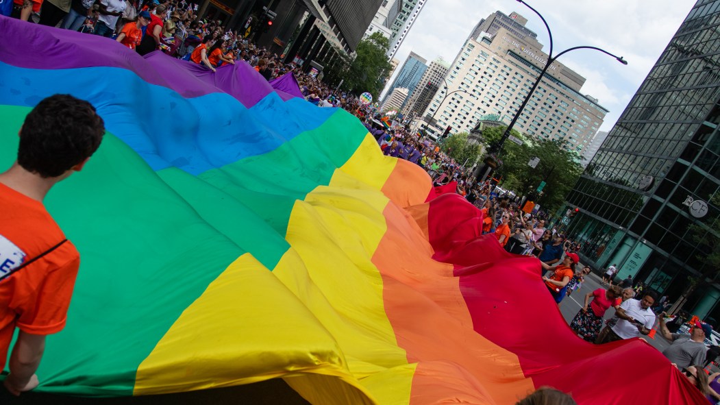 Un drapeau LGBTQ+ lors de la parade de la Fierté à Montréal
