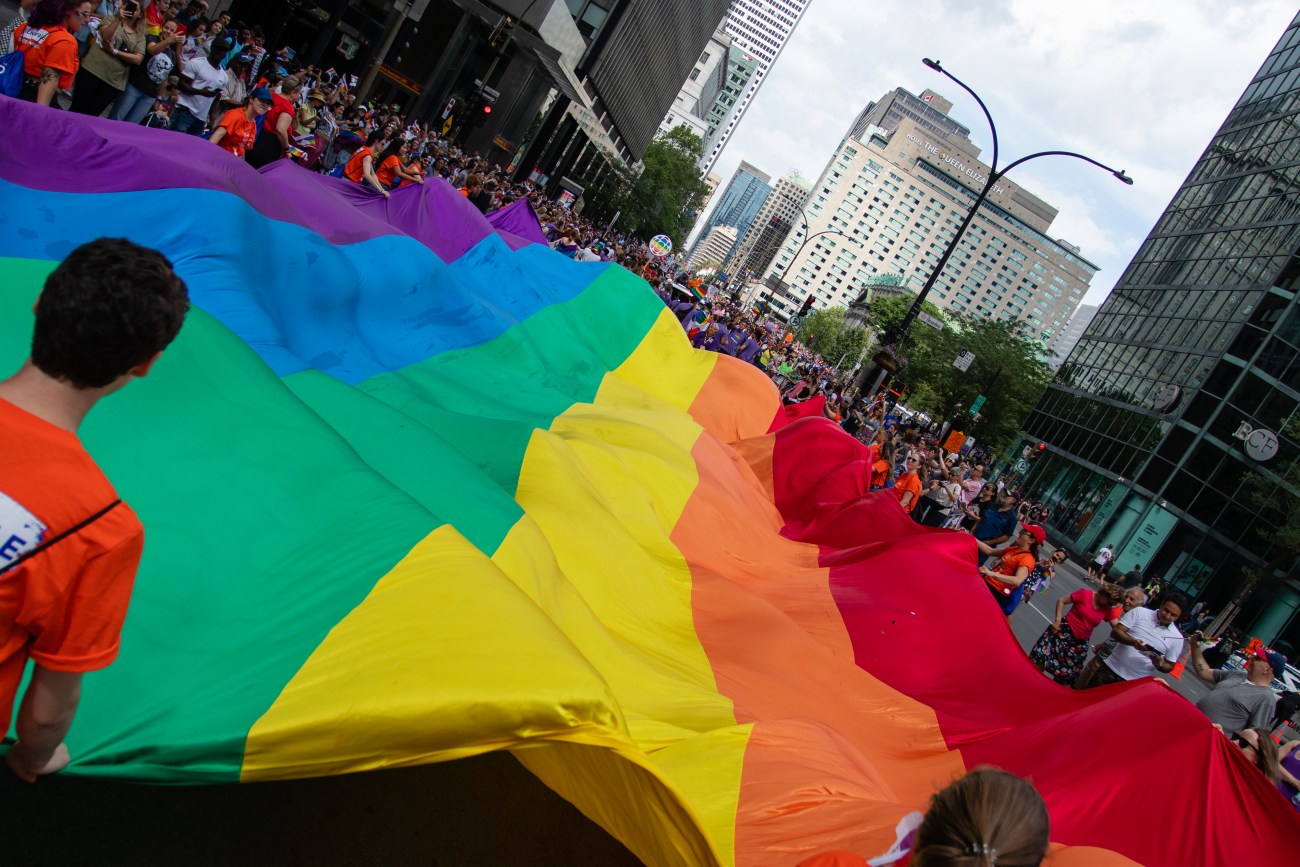 Un drapeau LGBTQ+ lors de la parade de la Fierté à Montréal