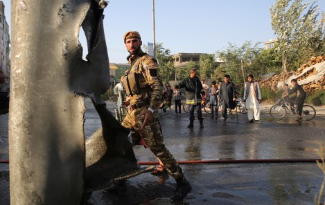 Un officier de police afghan sur site de l'attentat du 7 août 2019 revendiqué par les talibans