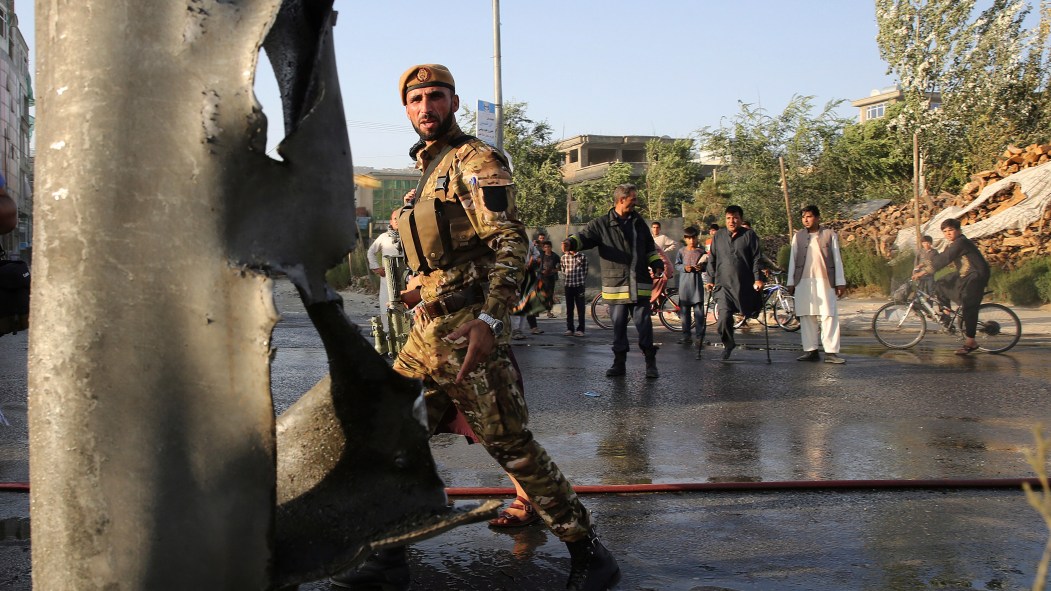 Un officier de police afghan sur site de l'attentat du 7 août 2019 revendiqué par les talibans