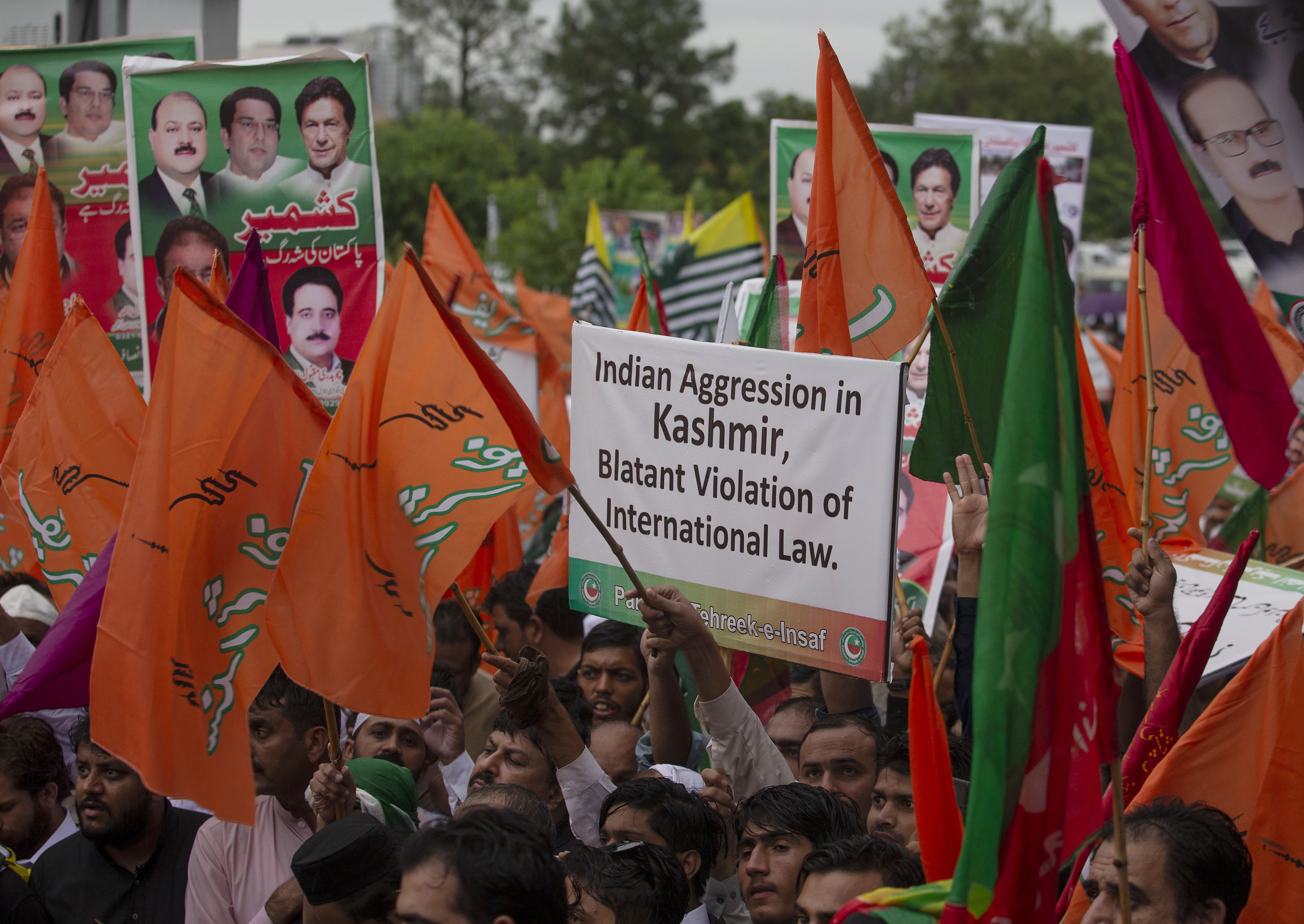 Des partisans du premier ministre du Pakistan, Imran Khan, qui protestent contre les agissements de l'Inde au Cachemire
