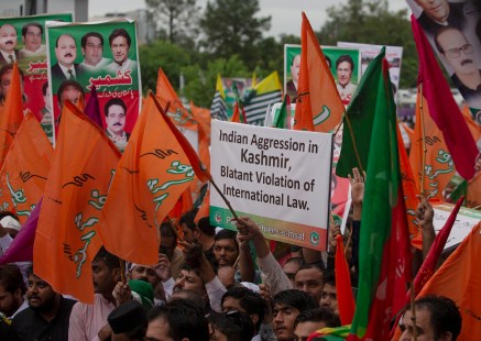 Des partisans du premier ministre du Pakistan, Imran Khan, qui protestent contre les agissements de l'Inde au Cachemire