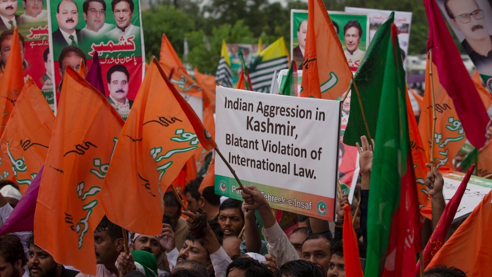 Des partisans du premier ministre du Pakistan, Imran Khan, qui protestent contre les agissements de l'Inde au Cachemire