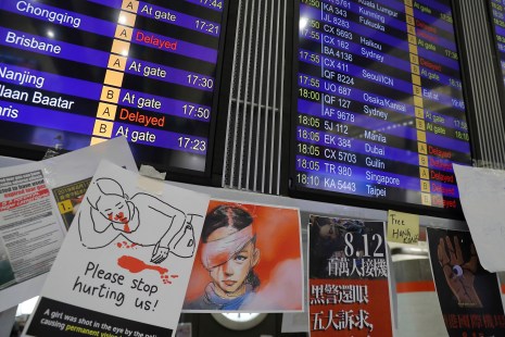 Hong Kong: manifestation à l'aéroport