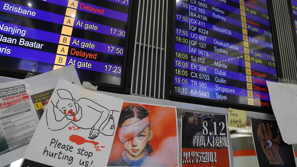 Hong Kong: manifestation à l'aéroport