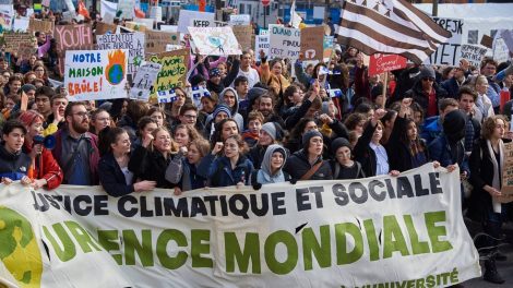 Des étudiants en grève manifestent pour le climat, le 15 mars.