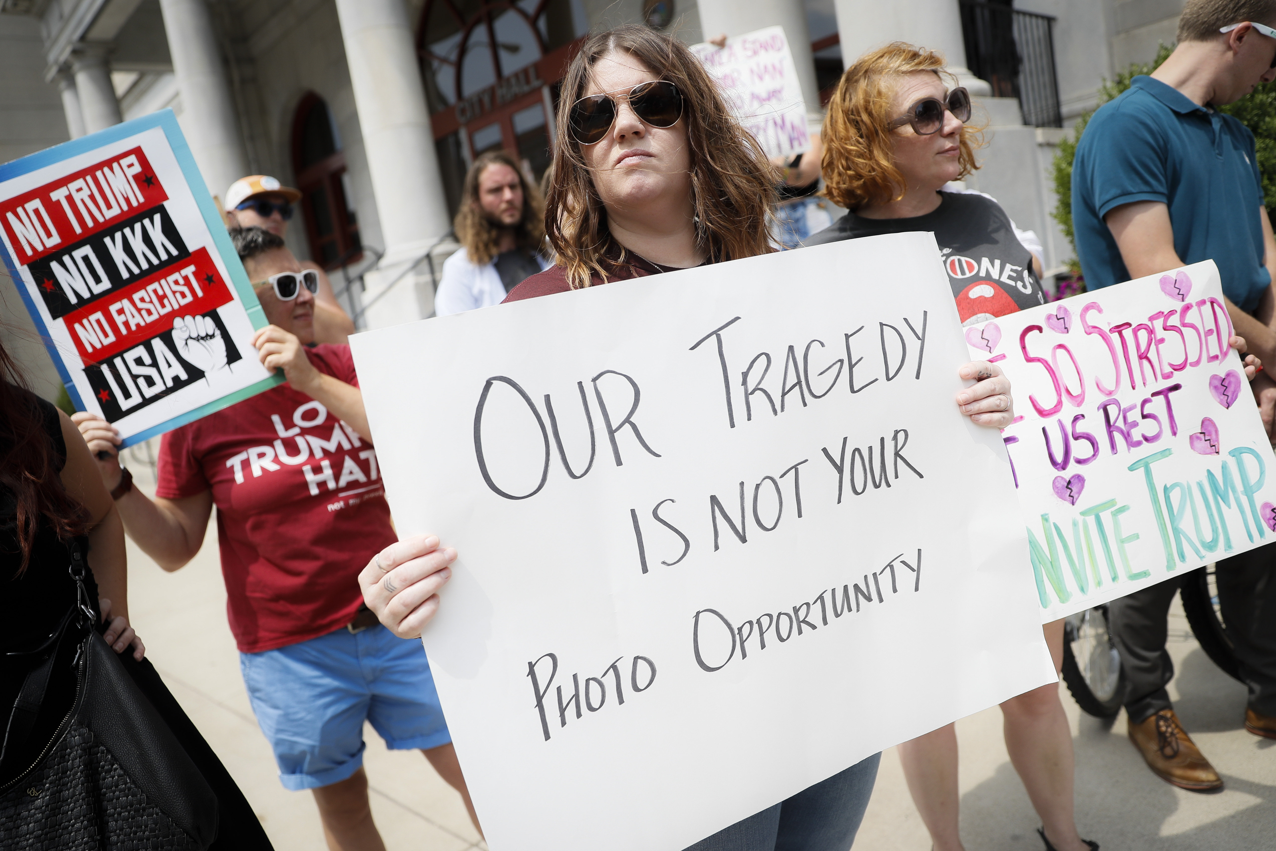 Des manifestants avec un signe «our tragedy is Niort your photo opportunity»