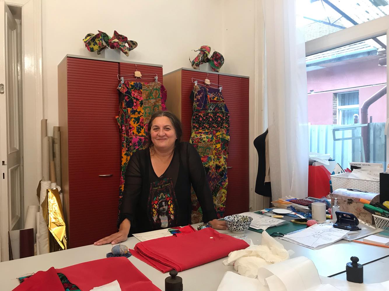 La designer rom Erika Varga sourit devant certaines de ses créations dans le studio de Romani Design.