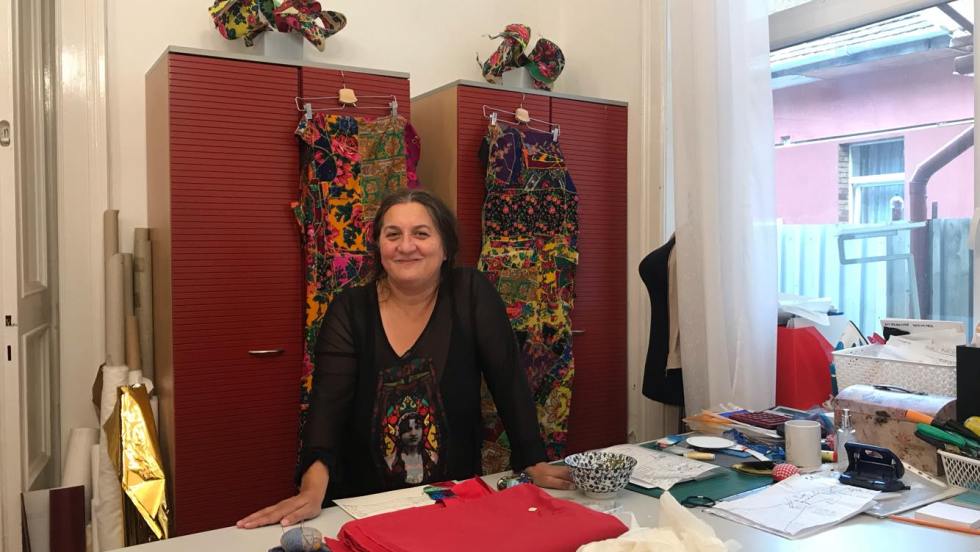 La designer rom Erika Varga sourit devant certaines de ses créations dans le studio de Romani Design.