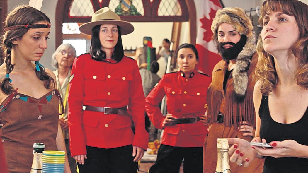Des personnages du film La flor, dont deux agentes de la Gendarmerie royale du Canada