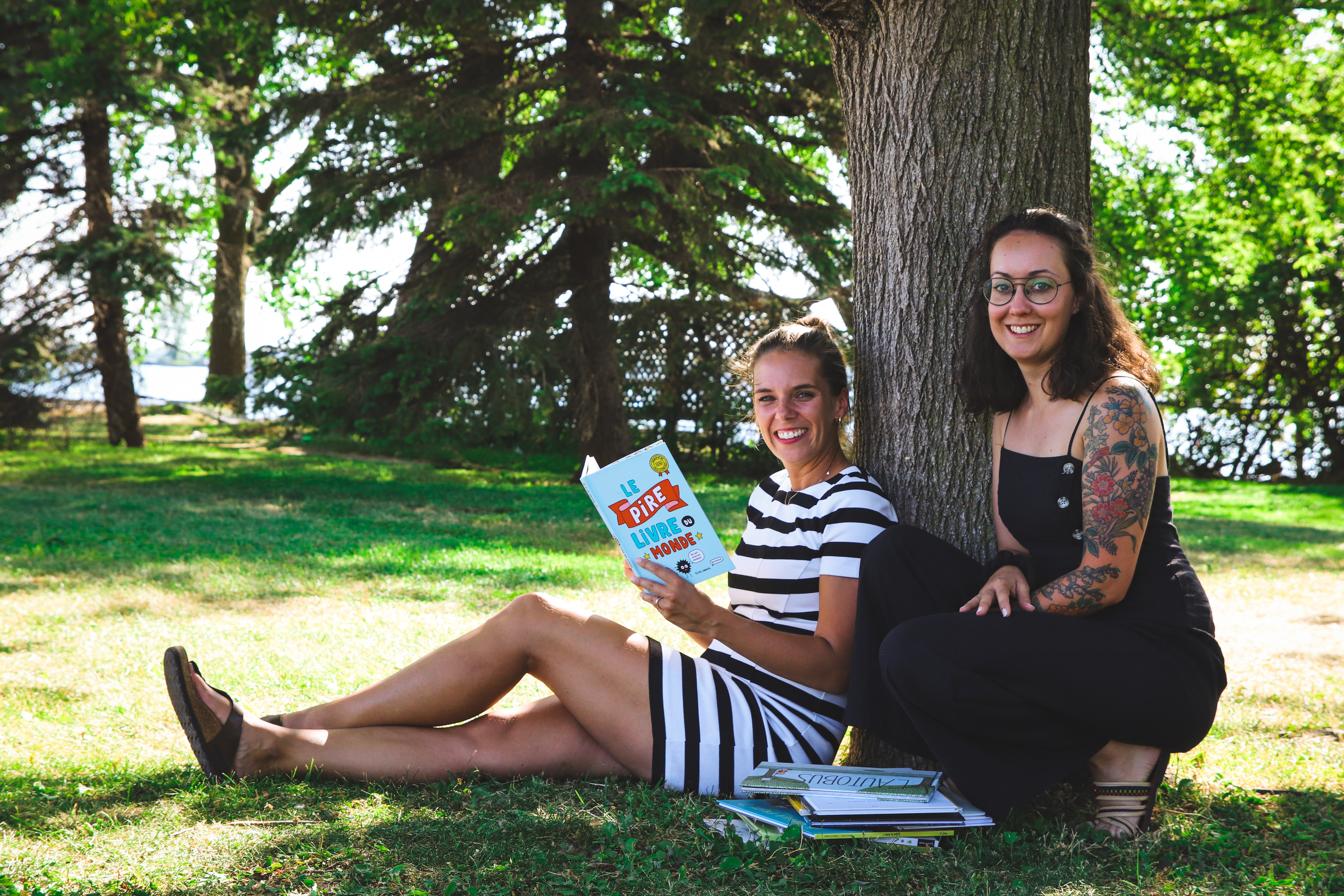 Équipe Page par Page dans un parc avec un livre.