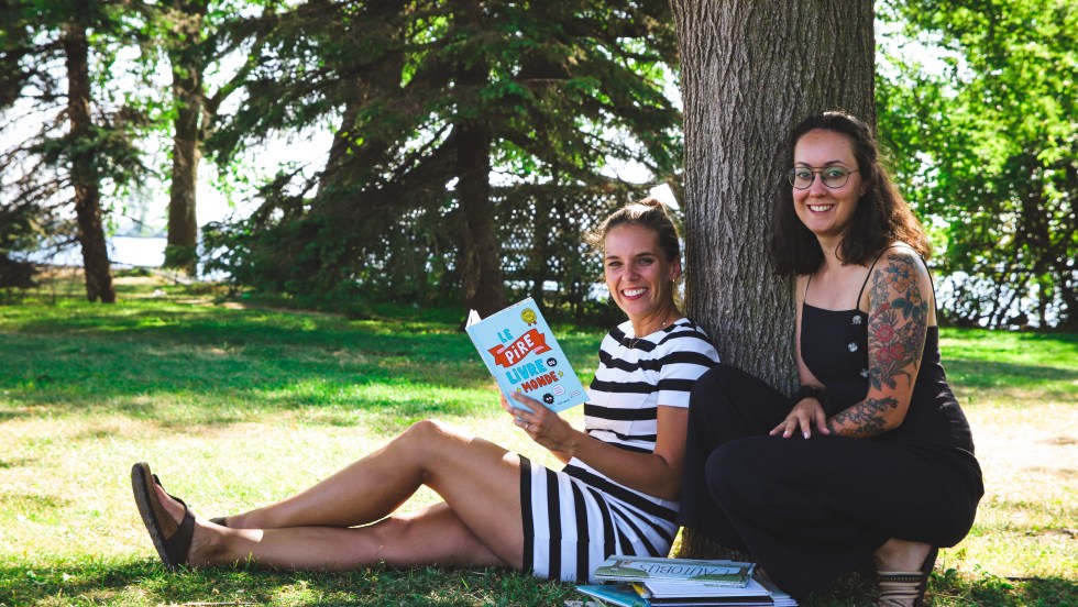 Équipe Page par Page dans un parc avec un livre.