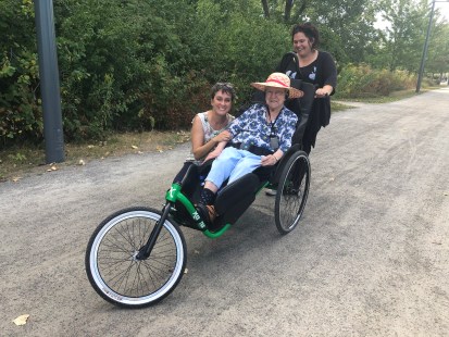 Lilianne Boulay, 94 ans, est promenée à vélo par l’ergothérapeute Chantal Lambert (gauche) et la technicienne en loisirs Isabelle Dufresne (droite)