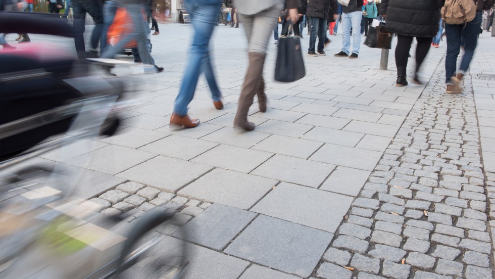 Image floue de gens qui marche dans la rue.