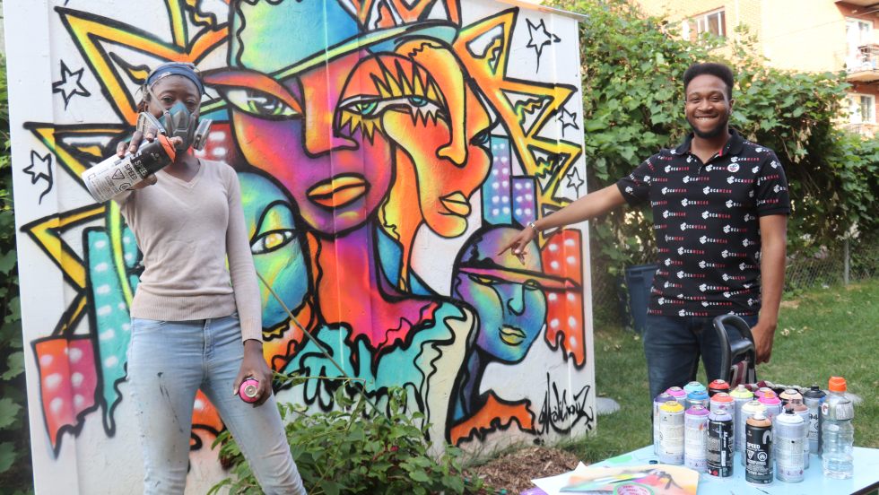 L'artiste Maliciouz, accompagnée de Nomez Najac