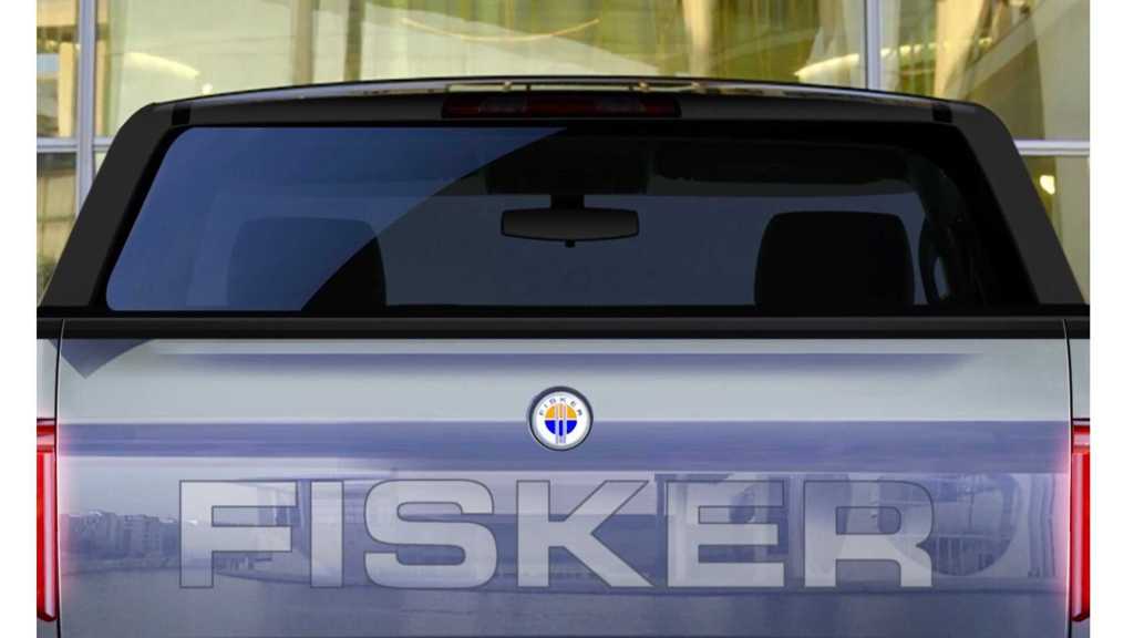 Arrière d’une camionnette grise affichant le nom Fisker