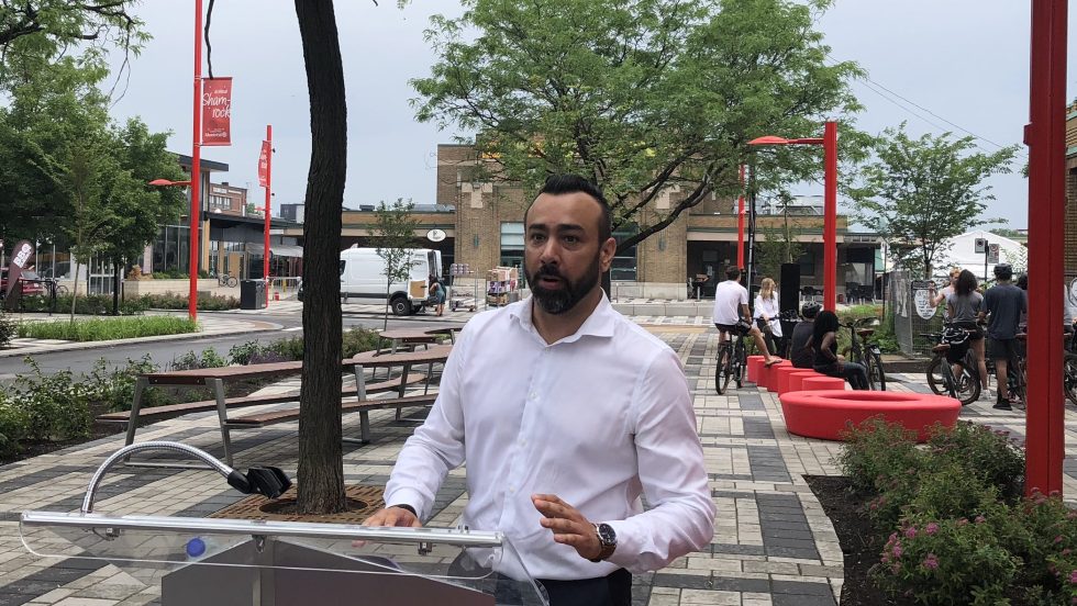 Le directeur général de la SDC Petite-Italie, Jean-Éric Delarosbil, parle derrière un podium lors du dévoilement de la nouvelle place Shamrock.