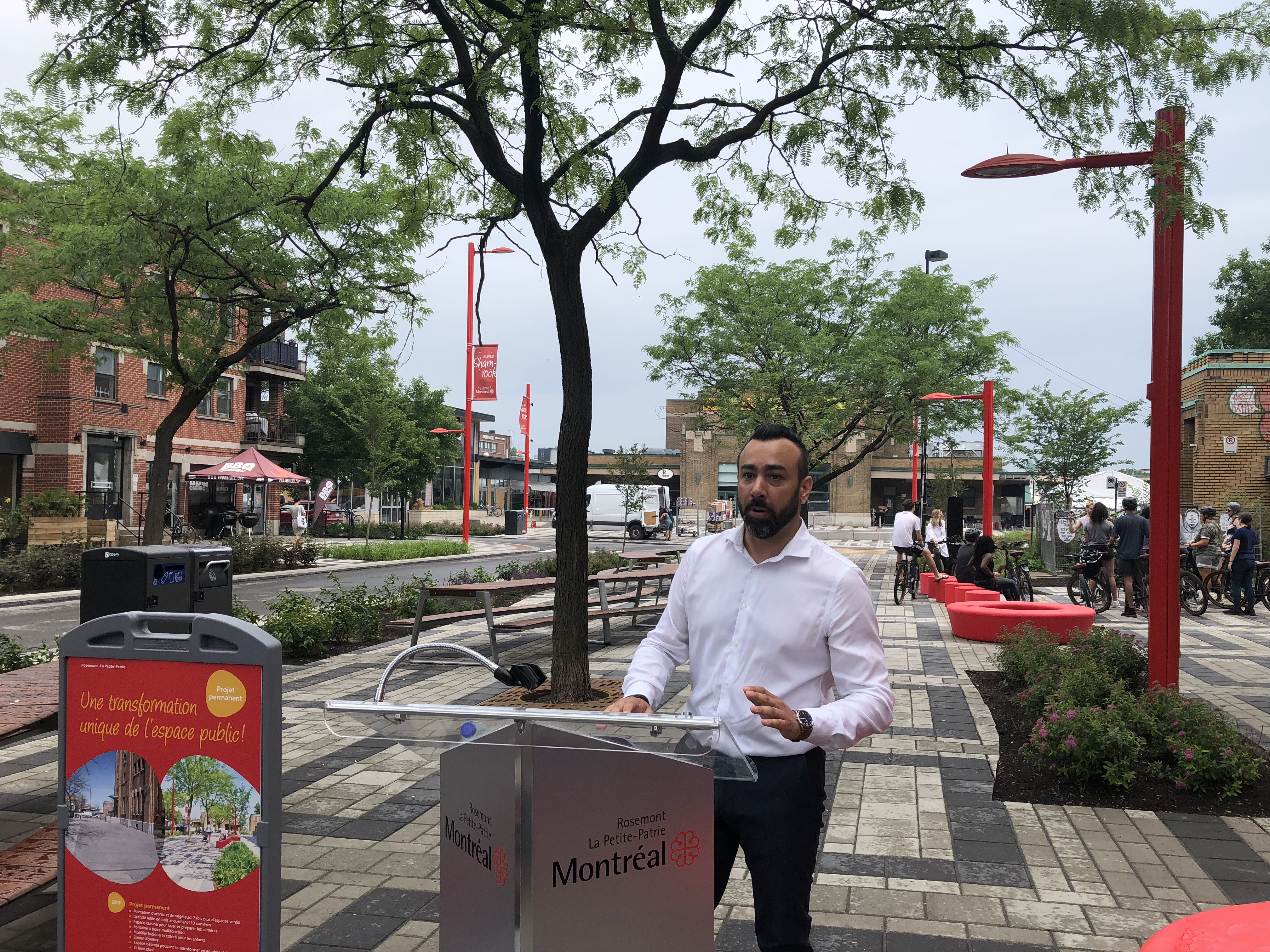 Le directeur général de la SDC Petite-Italie, Jean-Éric Delarosbil, parle derrière un podium lors du dévoilement de la nouvelle place Shamrock.