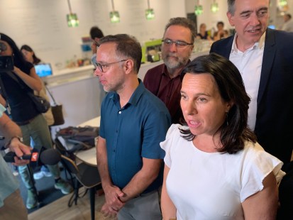 La mairesse de Montréal, Valérie Plante (à droite), et le candidat à la mairie du Plateau-Mont-Royal Luc Rabouin (à gauche)
