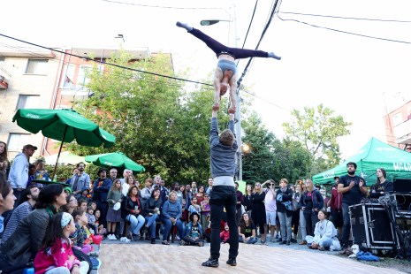 Des acrobates donnent un spectacle dans une ruelle de Rosemont, lors de l'édition 2018 du FAR.