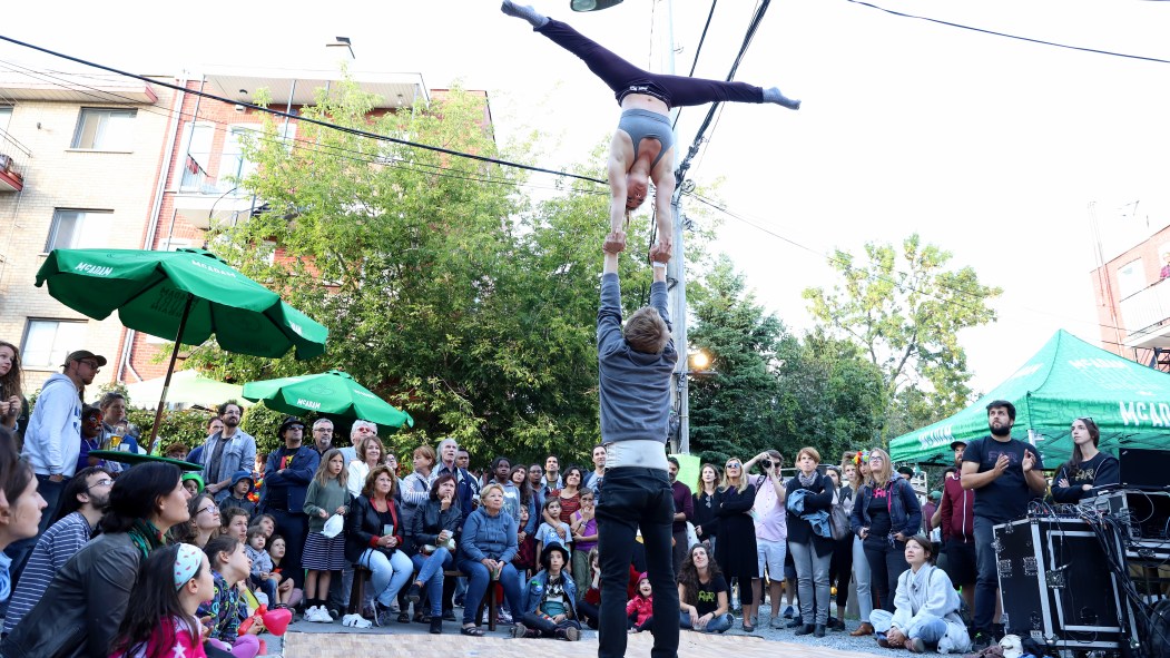 Des acrobates donnent un spectacle dans une ruelle de Rosemont, lors de l'édition 2018 du FAR.