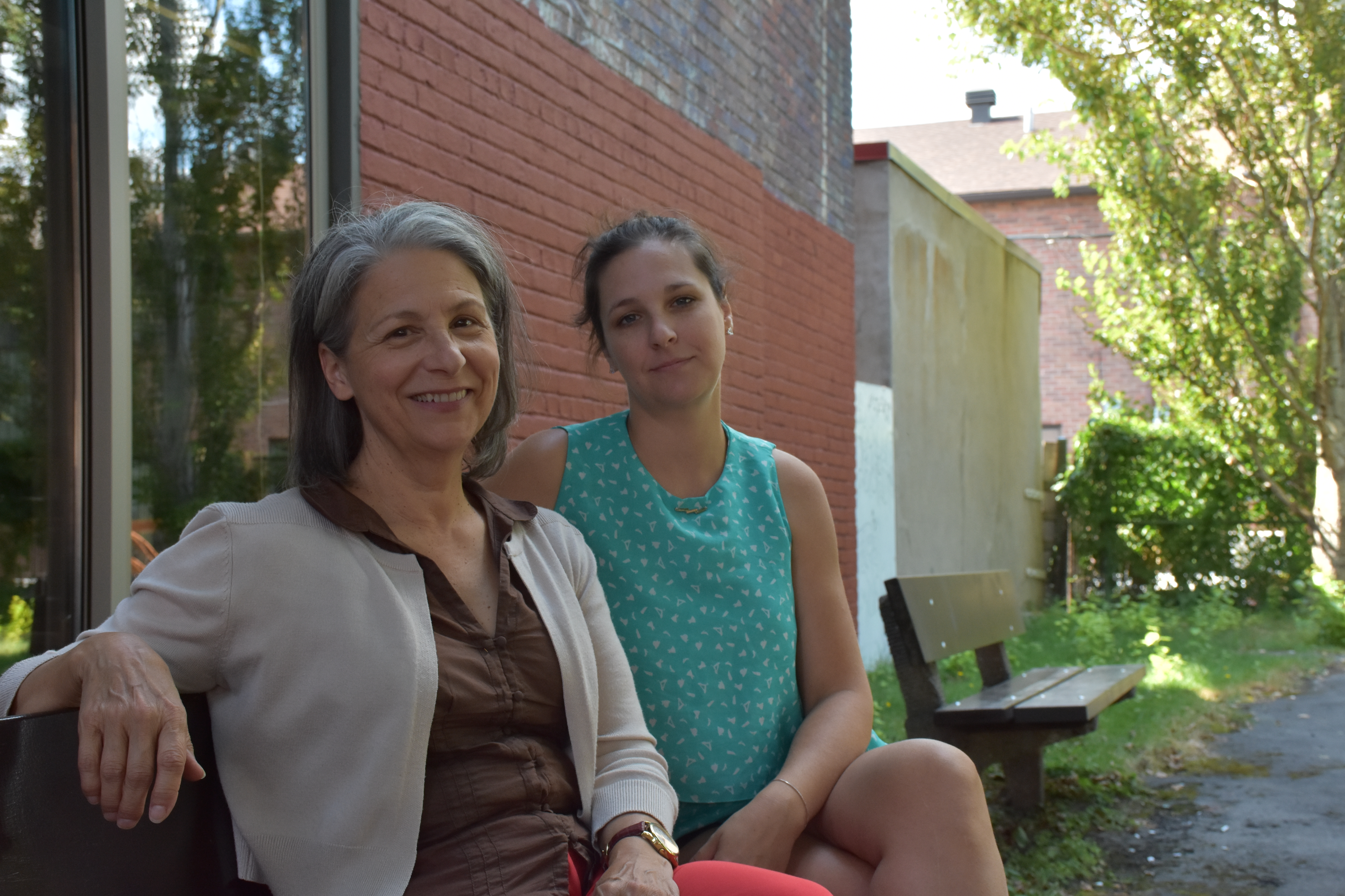 La conceptrice des Indiscrétions publiques, en compagnie de l'une des comédienne.