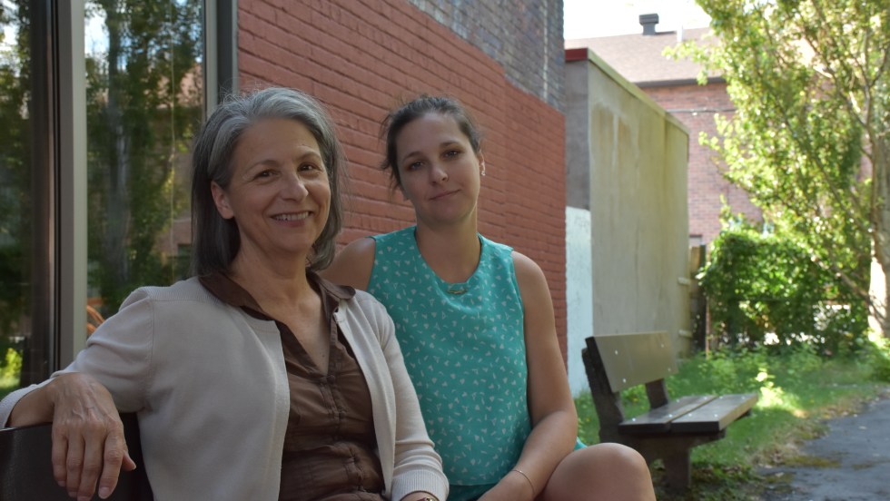 La conceptrice des Indiscrétions publiques, en compagnie de l'une des comédienne.