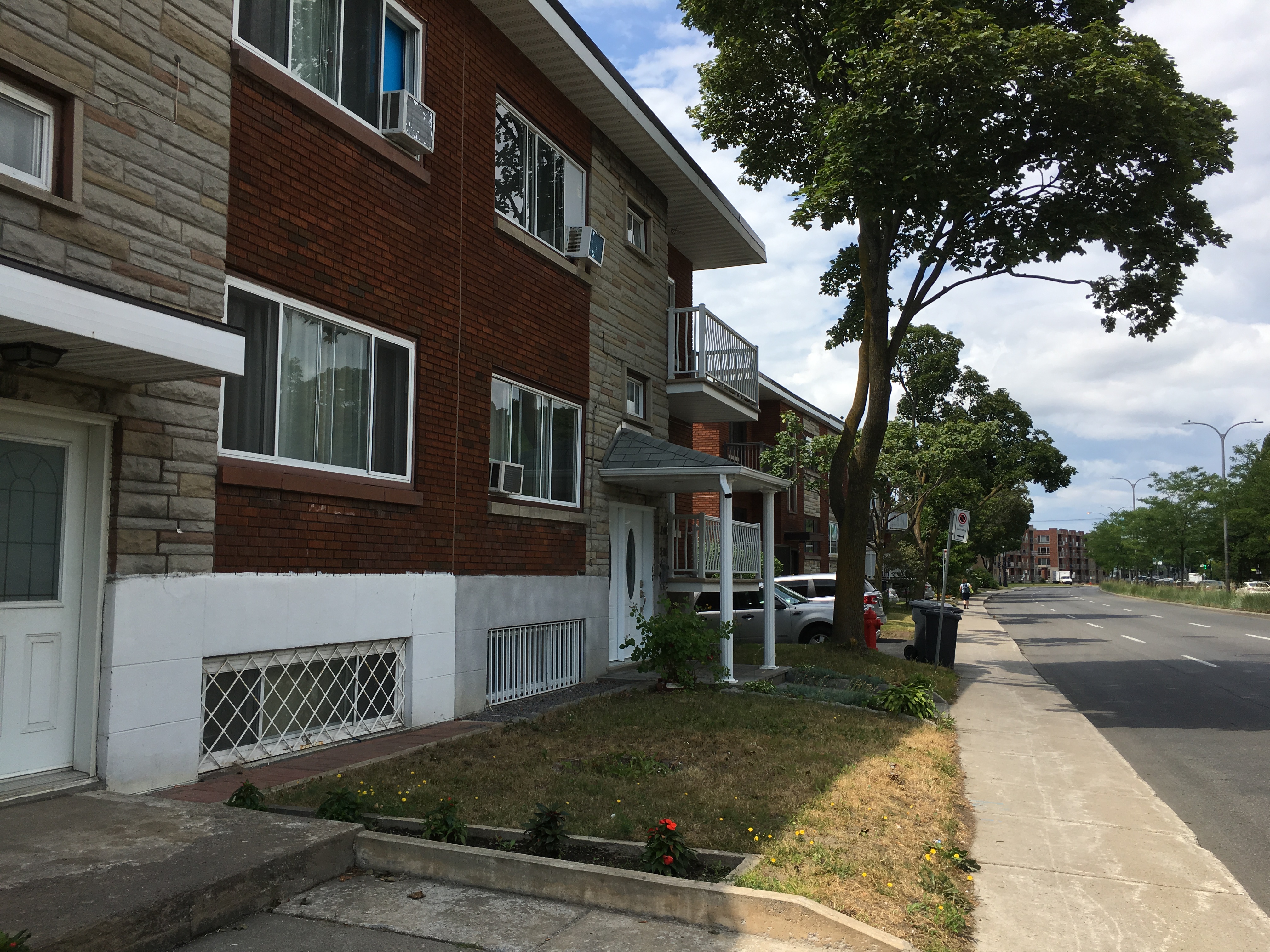 Logements sur le boulevard Marcel-Laurin, à Saint-Laurent