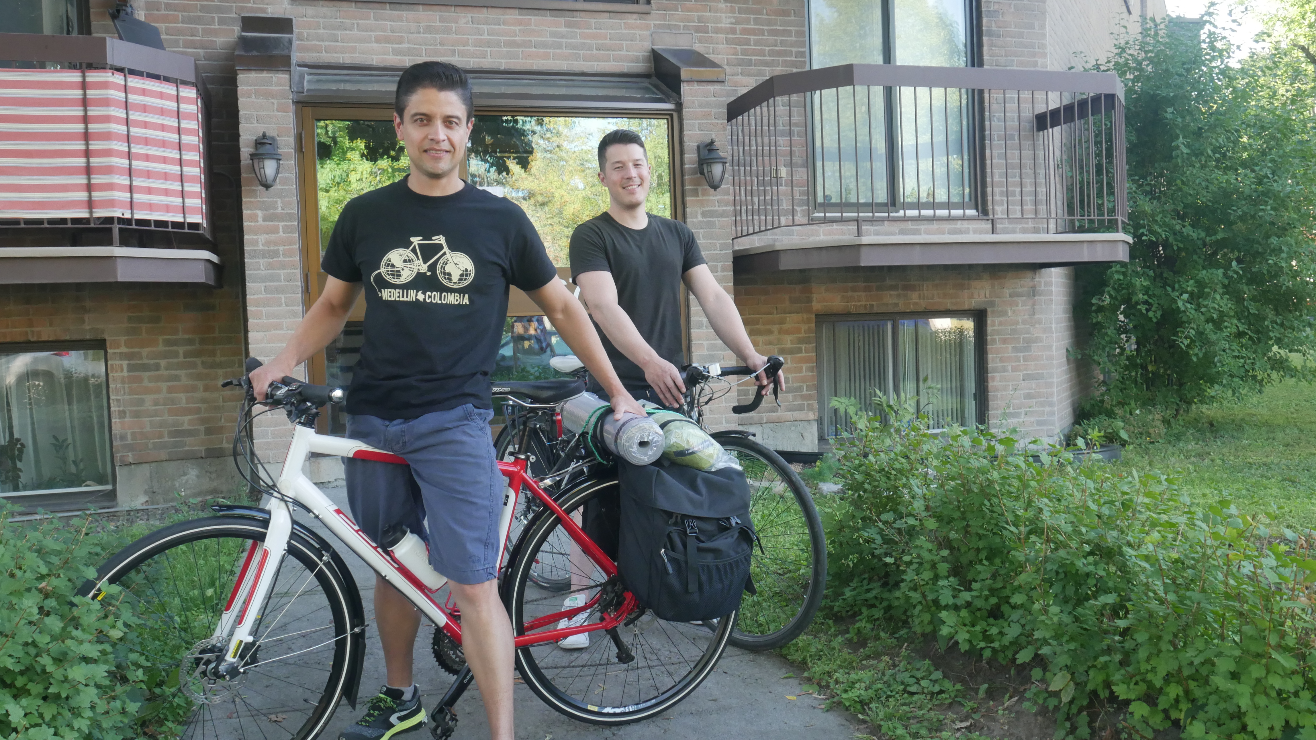 Mario Vélez et Antonin Boileau avec leur vélo avant leur départ pour la Colombie.
