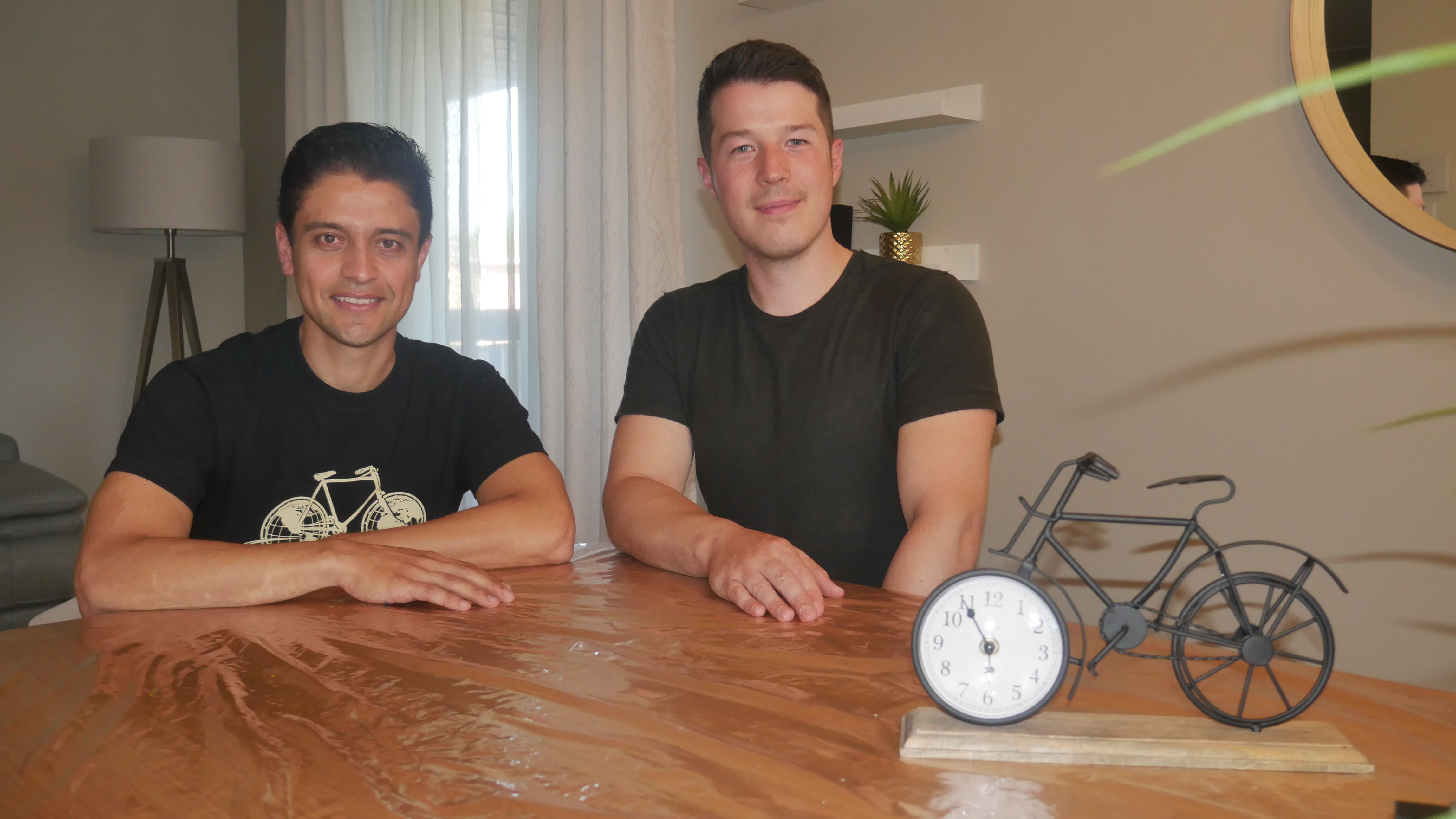 Mario V&eacute;lez et Antonin Boileau devant une horloge en forme de v&eacute;lo.