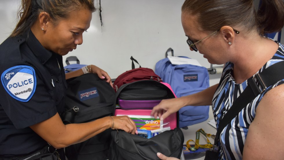 L'agente Mai Deng et Laura Borsellino devant un sac à dos.