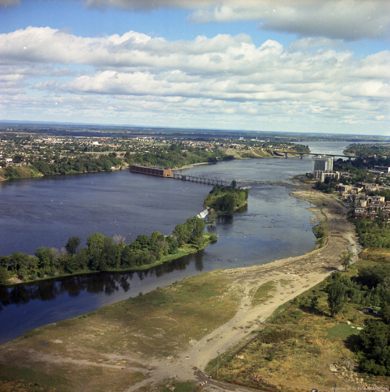 Ancienne photo. Vue aérienne de la centrale hydroélectrique de la rivière-des-Prairies.