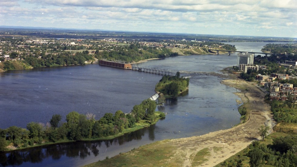 Ancienne photo. Vue aérienne de la centrale hydroélectrique de la rivière-des-Prairies.