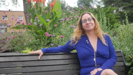 Chantal Jorg, commissaire scolaire de Cartierville-Ahuntsic assise sur un banc à Ahuntsic.
