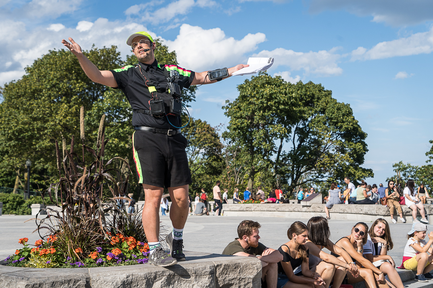 Gabriel est un crieur de rue.