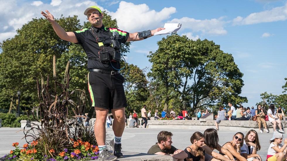 Gabriel est un crieur de rue.