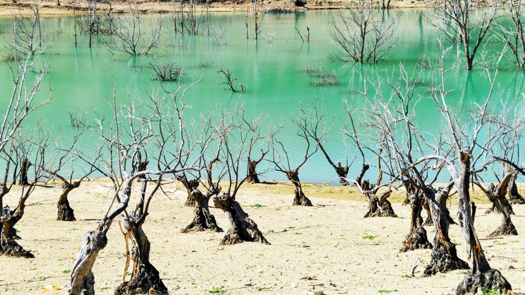 Réservoir d'eau naturel asséché en Espagne