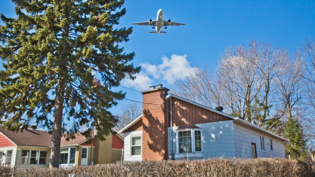 Avion au dessus des maisons à Montréal.