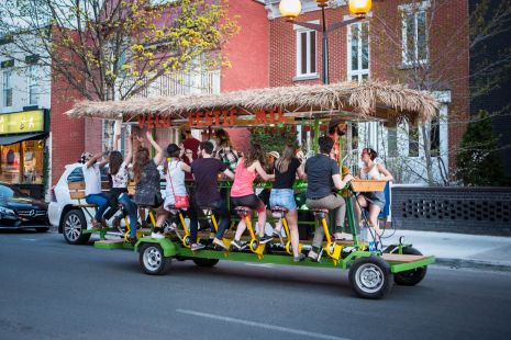 Un vélo multipassagers de Vélo Festif Montréal