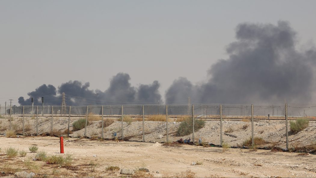 La fumée s'échappe d'une installation pétrolière Aramco après une attaque par drones.