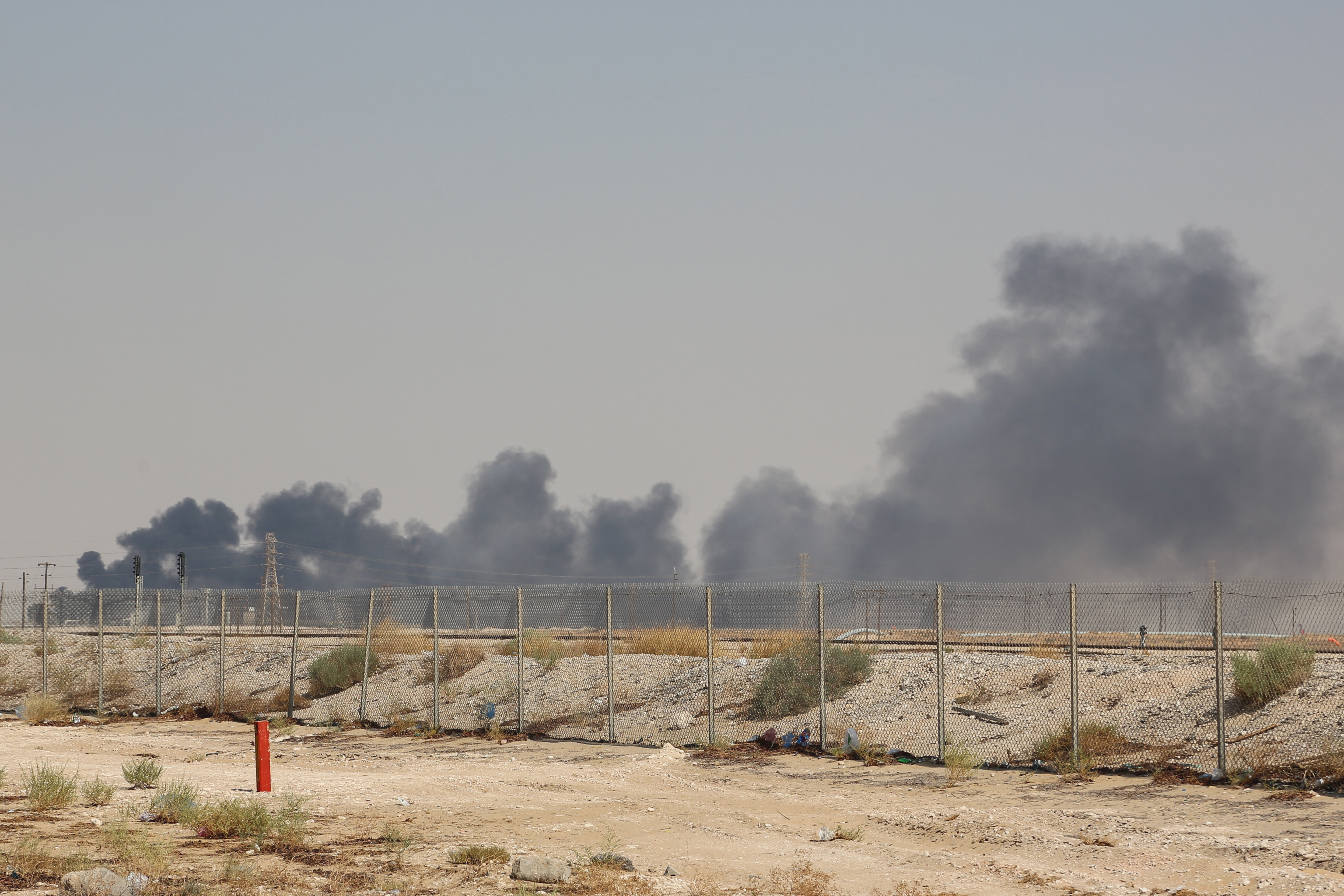 La fumée s'échappe d'une installation pétrolière Aramco après une attaque par drones.