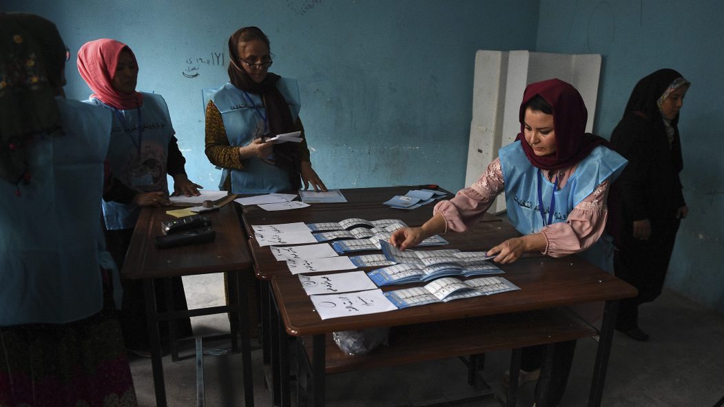 Menacés par des attentats, des Afghans procèdent au dépouillement des bulletins de vote.