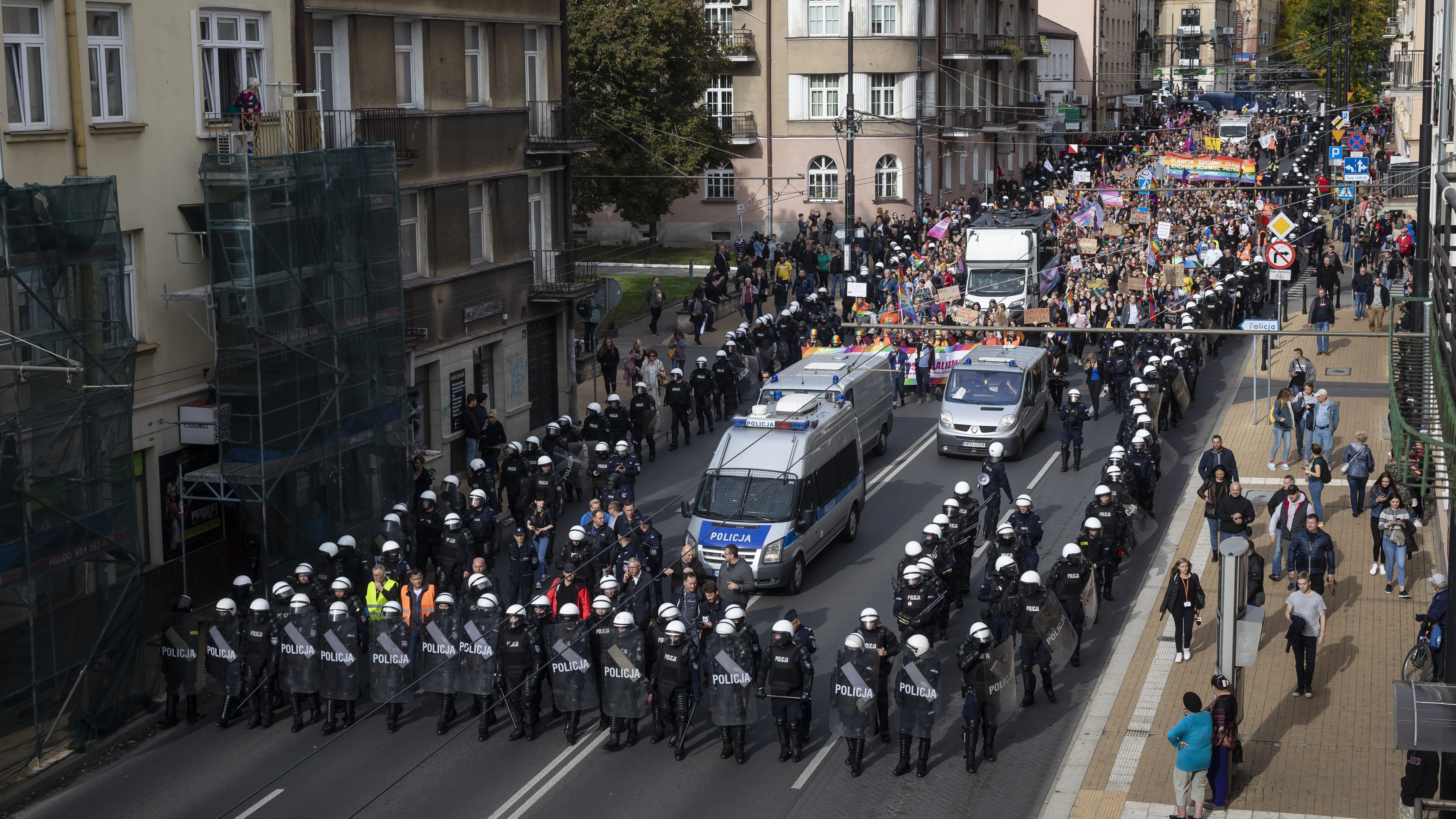 Des centaines de policiers protègent les participants au défilé de la Fierté gaie à Lublin.
